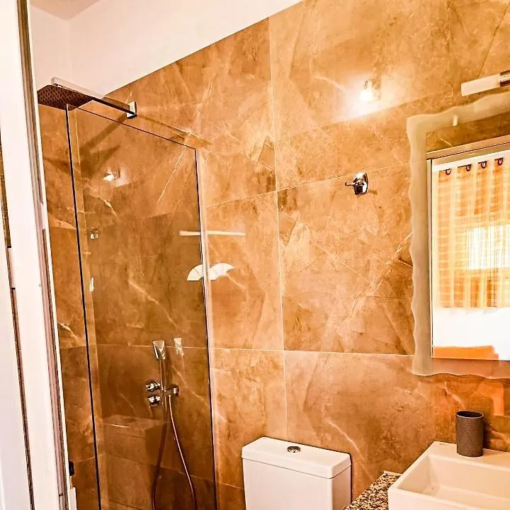 Hotel Corali Himare Fshat